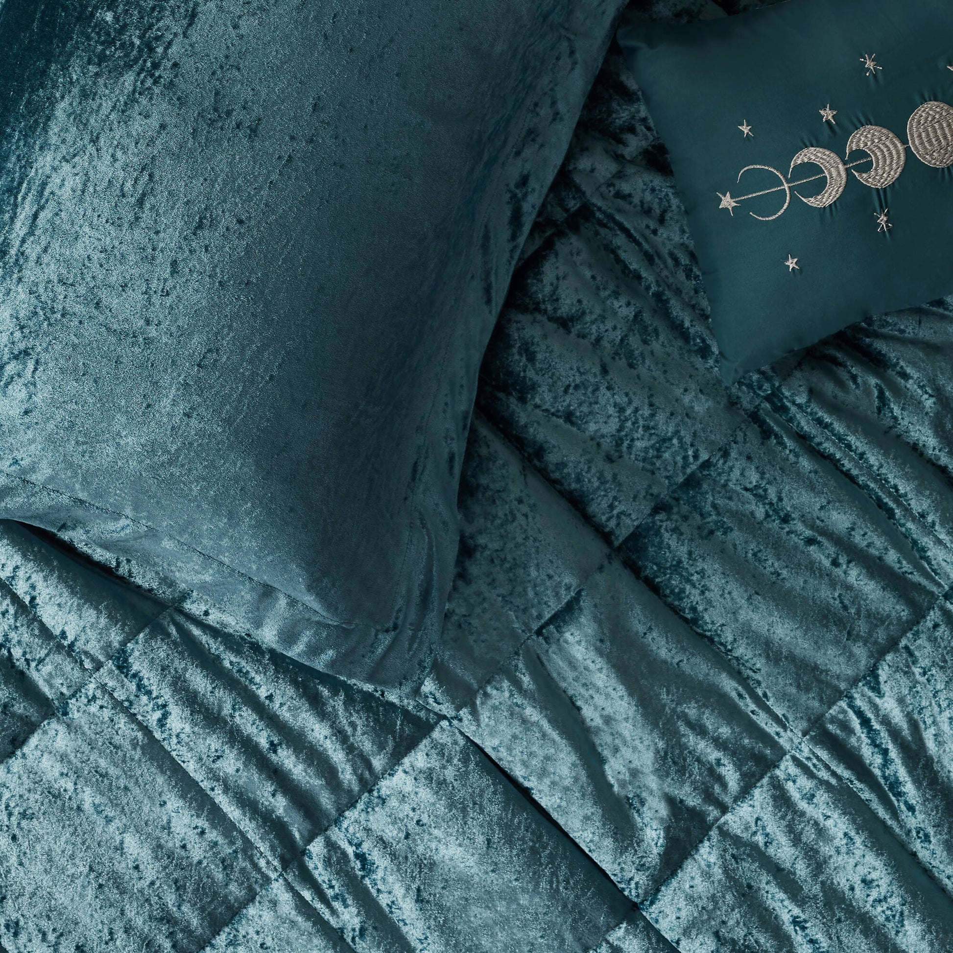 Intelligent Design Velvet Duvet Cover Set with Throw Pillow