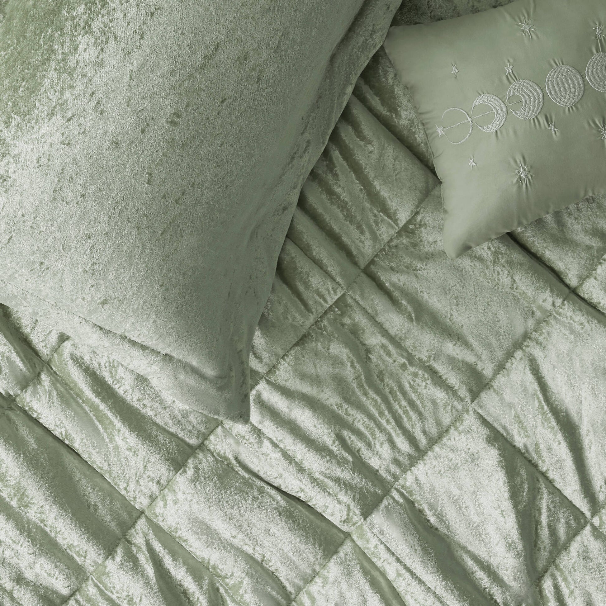 Intelligent Design Velvet Duvet Cover Set with Throw Pillow