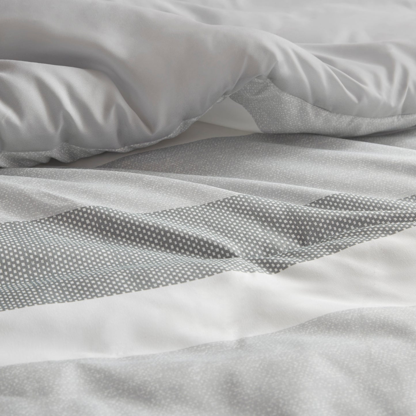 Blais Comforter Set