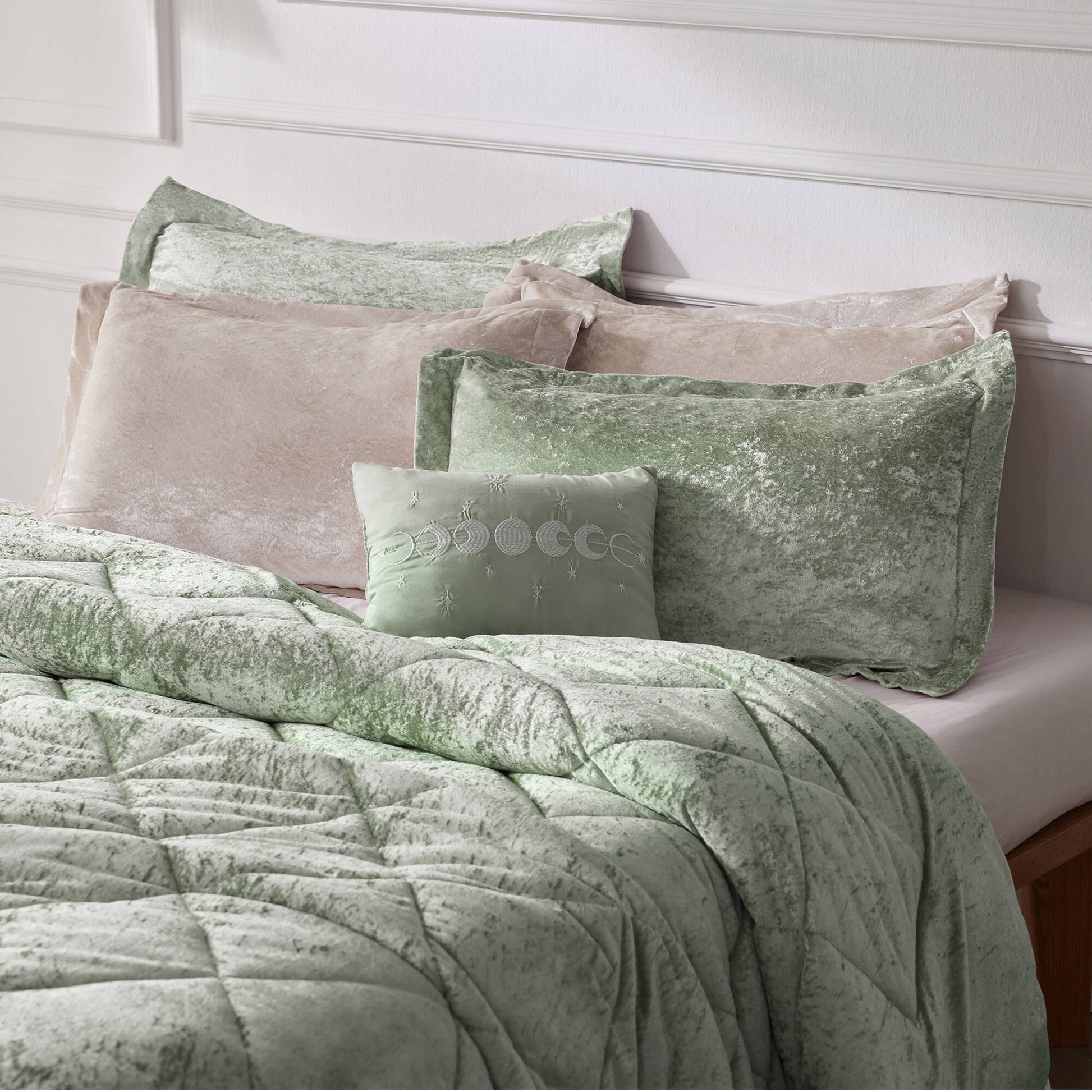 Intelligent Design Velvet Duvet Cover Set with Throw Pillow