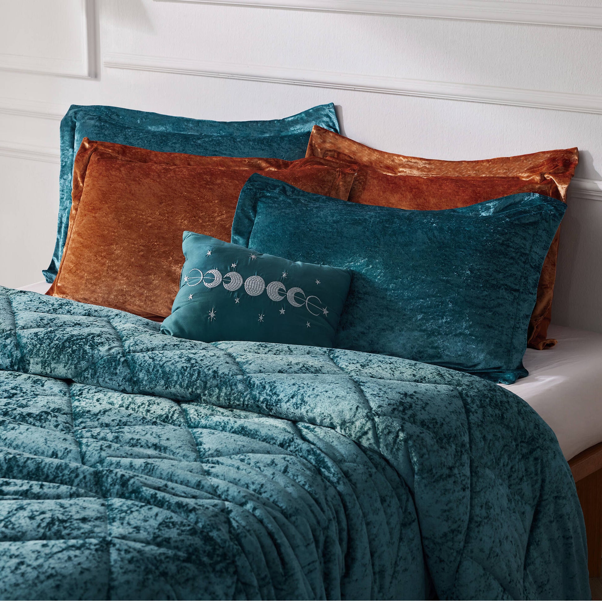 Intelligent Design Velvet Duvet Cover Set with Throw Pillow