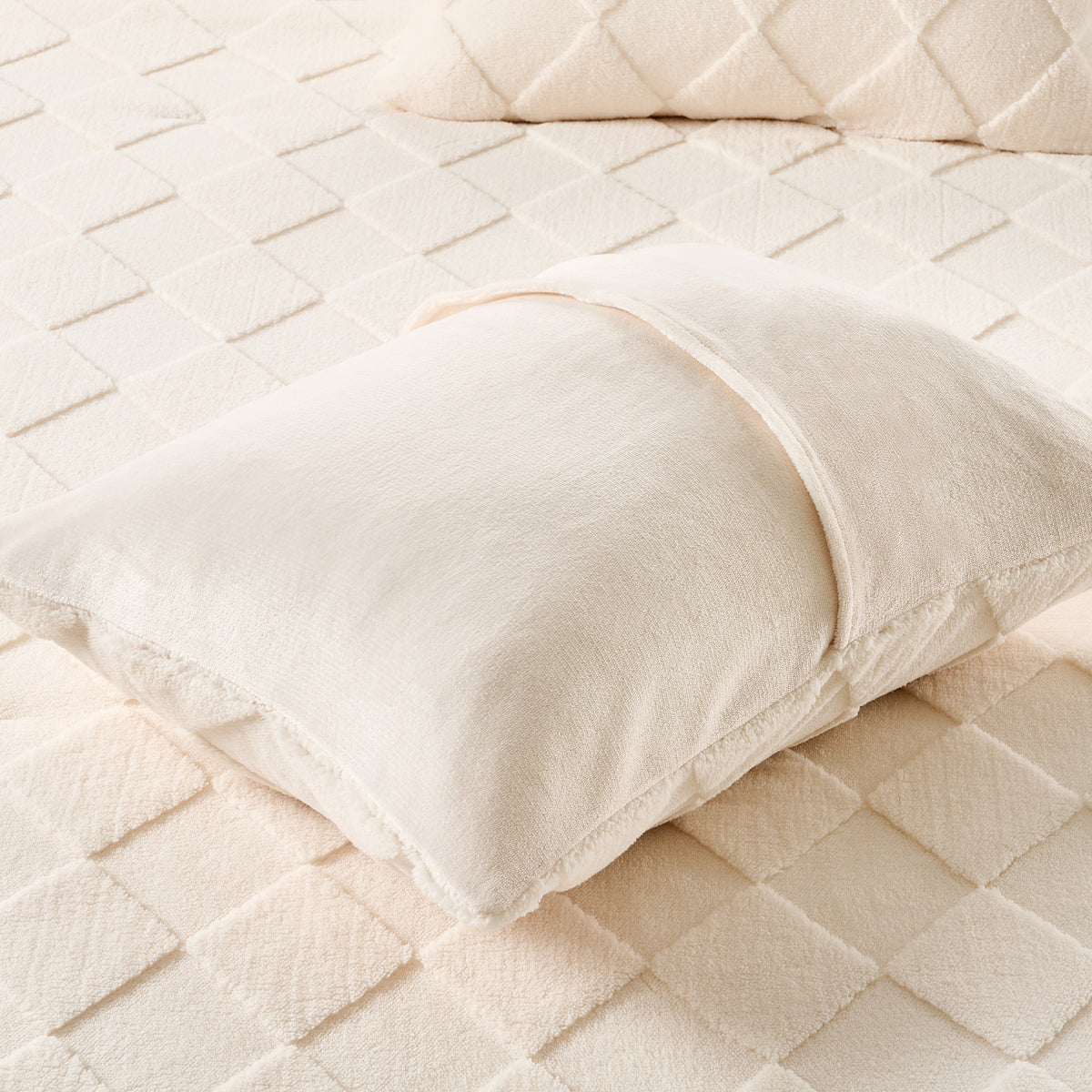 Regency Heights Monroe Jacquard Sherpa(Diamond) Comforter Mini Set